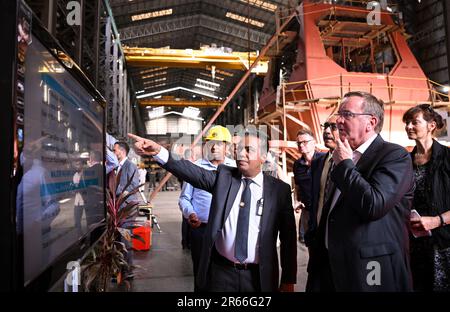 Mumbai, Indien. 07. Juni 2023. Boris Pistorius (SPD), Bundesminister für Verteidigung, besucht die Werft Mazagon Dock Shipbuilders. Unter anderem möchte der Minister mit Vertretern der Atommacht Indien über die künftige militärische Zusammenarbeit sprechen. Kredit: Britta Pedersen/dpa/Alamy Live News Stockfoto