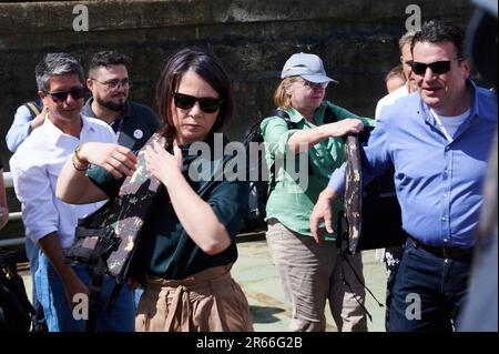 Belem, Brasilien. 07. Juni 2023. Die Außenministerin Annalena Baerbock (Bündnis 90/die Grünen) und die Arbeits- und Sozialministerin Hubertus Heil (SPD) ziehen Schwimmwesten an, bevor sie in Belem ein Boot besteigen, das sie in den Regenwald auf der Insel Combu (Ilha do Combu) bringt. In der nordbrasilianischen Stadt Belem liegt der Schwerpunkt auf Klima- und Umweltfragen. Kredit: Annette Riedl/dpa/Alamy Live News Stockfoto