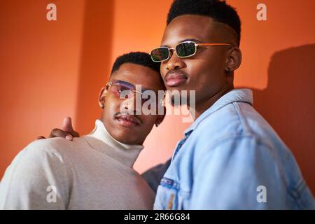 Porträtselbstbewusstes, cooles, junges, schwules Paar mit Sonnenbrille Stockfoto