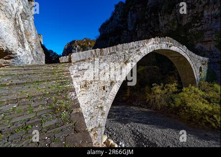 Blick auf die traditionelle steinerne Kokkorou-Brücke in Epirus, Griechenland im Herbst Stockfoto