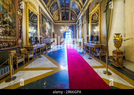 Ambassador's Hall im Königspalast von Neapel, der 1734 zur königlichen Residenz der Bourbons wurde - Neapel, Italien Stockfoto