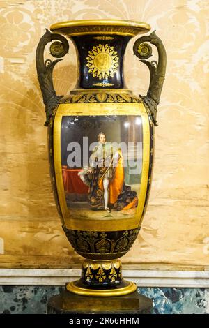 Porzellanvasen, hergestellt in Vincennes (Sevres), reich verziert mit 'Fleurs de Lis' und anderen Restaurationssymbolen im Büro von Joachim Murat - Königlicher Palast von Neapel, der 1734 zur königlichen Residenz der Bourbons wurde - Neapel, Italien Stockfoto