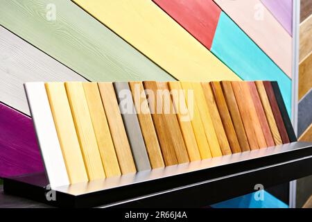 Farbproben für Holz auf einer Baumesse Stockfoto