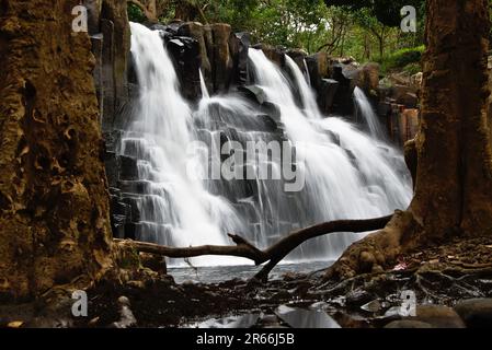 Ein wunderschöner Wasserfall inmitten von Felsen. Naturhintergrund. Stockfoto