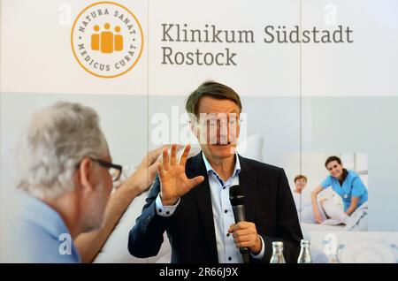 Rostock, Deutschland. 07. Juni 2023. Karl Lauterbach (SPD), Bundesgesundheitsminister, spricht während seines Besuchs im Südstadt-Klinikum mit Mitarbeitern über die geplante Krankenhausreform. Bei den bevorstehenden Änderungen geht es auch in erster Linie um die Zukunft kleinerer und kommunaler medizinischer Einrichtungen. Kredit: Bernd Wüstneck/dpa/Alamy Live News Stockfoto