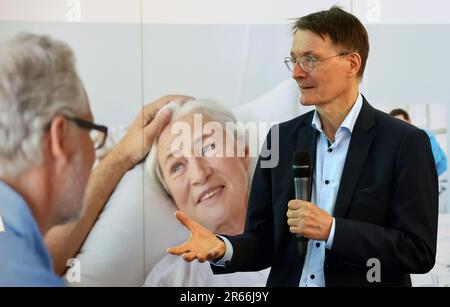 Rostock, Deutschland. 07. Juni 2023. Karl Lauterbach (SPD), Bundesgesundheitsminister, spricht während seines Besuchs im Südstadt-Klinikum mit Mitarbeitern über die geplante Krankenhausreform. Bei den bevorstehenden Änderungen geht es auch in erster Linie um die Zukunft kleinerer und kommunaler medizinischer Einrichtungen. Kredit: Bernd Wüstneck/dpa/Alamy Live News Stockfoto
