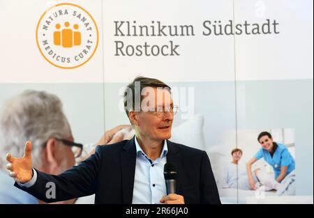 Rostock, Deutschland. 07. Juni 2023. Karl Lauterbach (SPD), Bundesgesundheitsminister, spricht während seines Besuchs im Südstadt-Klinikum mit Mitarbeitern über die geplante Krankenhausreform. Bei den bevorstehenden Änderungen geht es auch in erster Linie um die Zukunft kleinerer und kommunaler medizinischer Einrichtungen. Kredit: Bernd Wüstneck/dpa/Alamy Live News Stockfoto
