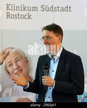 Rostock, Deutschland. 07. Juni 2023. Karl Lauterbach (SPD), Bundesgesundheitsminister, spricht während seines Besuchs im Südstadt-Klinikum mit Mitarbeitern über die geplante Krankenhausreform. Bei den bevorstehenden Änderungen geht es auch in erster Linie um die Zukunft kleinerer und kommunaler medizinischer Einrichtungen. Kredit: Bernd Wüstneck/dpa/Alamy Live News Stockfoto