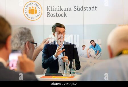Rostock, Deutschland. 07. Juni 2023. Karl Lauterbach (SPD), Bundesgesundheitsminister, spricht während seines Besuchs im Südstadt-Klinikum mit Mitarbeitern über die geplante Krankenhausreform. Bei den bevorstehenden Änderungen geht es auch in erster Linie um die Zukunft kleinerer und kommunaler medizinischer Einrichtungen. Kredit: Bernd Wüstneck/dpa/Alamy Live News Stockfoto
