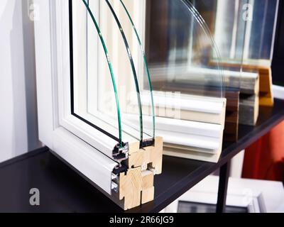 Moderne dreifach verglaste Holzfenster im Bereich der Baumesse Stockfoto