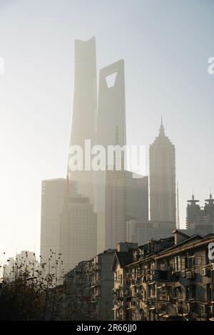 Ein vertikaler Blick auf die Skyline von Shanghai mit Wolkenkratzern in der Ferne Stockfoto