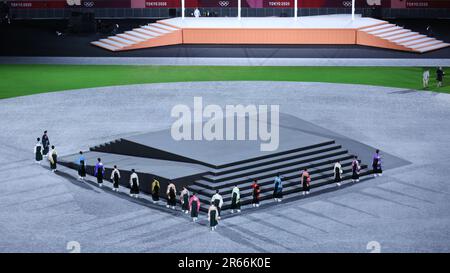 8. AUGUST 2021 - Tokio, Japan: Entertainer treten während der Abschlusszeremonie der Olympischen Spiele 2020 in Tokio im Olympiastadion auf (Foto: Mickael Chavet/RX) Stockfoto