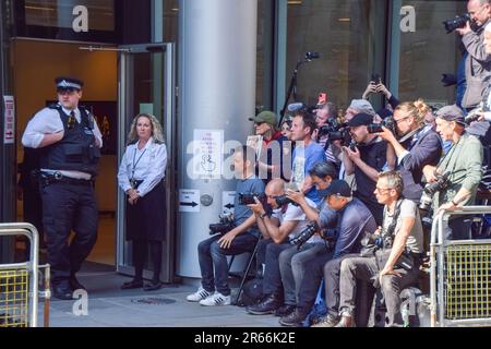 London, Großbritannien. 7. Juni 2023 Medienvertreter warten darauf, dass Prinz Harry den High Court, Rolls Building, verlässt. Mehrere prominente Personen, darunter Prinz Harry, haben rechtliche Schritte gegen die Mirror Group Newspapers wegen mutmaßlicher rechtswidriger Informationssammlung, einschließlich Hacking, eingeleitet. Kredit: Vuk Valcic/Alamy Live News Stockfoto