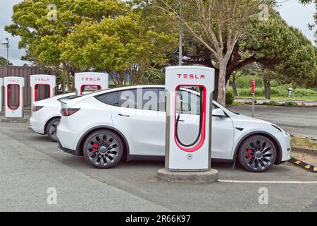 Tesla Supercharger Stationen, wandelt 480V AC auf 360V DC für das „S“-Modell, California West Coast um. Stockfoto