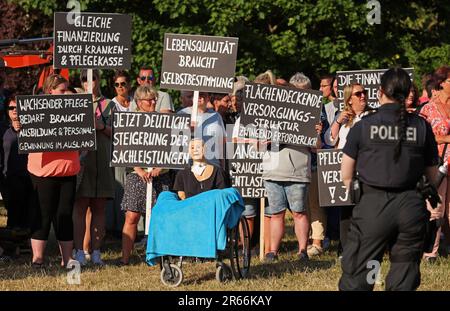 Rostock, Deutschland. 07. Juni 2023. Während des Besuchs des Bundesgesundheitsministers Karl Lauterbach (SPD) im Südstadtklinikum protestieren Vertreter verschiedener Initiativen gegen die Gesundheitsreform. Bei den bevorstehenden Änderungen geht es auch in erster Linie um die Zukunft kleinerer und kommunaler medizinischer Einrichtungen. Kredit: Bernd Wüstneck/dpa/Alamy Live News Stockfoto
