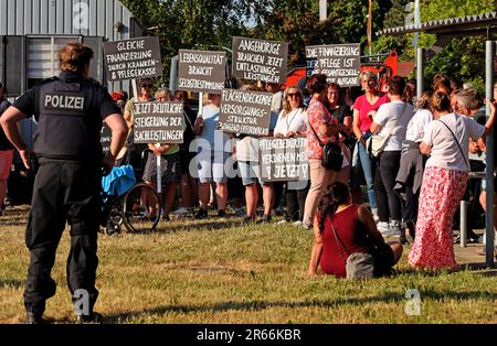 Rostock, Deutschland. 07. Juni 2023. Während des Besuchs des Bundesgesundheitsministers Karl Lauterbach (SPD) im Südstadtklinikum protestieren Vertreter verschiedener Initiativen gegen die Gesundheitsreform. Bei den bevorstehenden Änderungen geht es auch in erster Linie um die Zukunft kleinerer und kommunaler medizinischer Einrichtungen. Kredit: Bernd Wüstneck/dpa/Alamy Live News Stockfoto