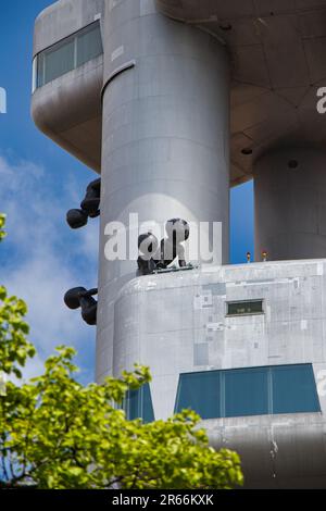 Skulptur eines bronzefarbenen Babys namens Miminka am Zizkov Fernsehturm. Entworfen von David Cerny. Stockfoto