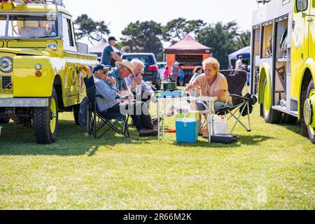 Drei Männer ana Woman essen ein Picknick unter der heißen Sonne bei einer Country Show in Shoreham, West Sussex, England, Großbritannien Stockfoto