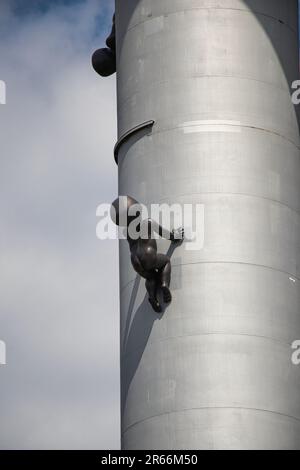 Skulptur eines bronzefarbenen Babys namens Miminka am Zizkov Fernsehturm. Entworfen von David Cerny. Stockfoto