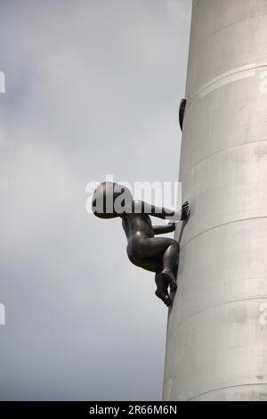 Skulptur eines bronzefarbenen Babys namens Miminka am Zizkov Fernsehturm. Entworfen von David Cerny. Stockfoto