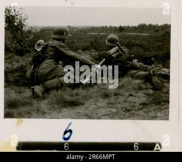 SS-Fotograf Blaurock, Frankreich, Finnland 1942-44 SS Soldier Porträtfotos, im November 1942 von der französischen Flotte in Toulon gesunkene, russische Flugabwehrwaffe, Gebirgsjäger Regiment 11 „Reinhard Heydrich“ im Feldtraining, tägliche und Freizeitaktivitäten, Parade, Aktivitäten, schwere Artillerie Stockfoto