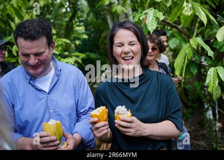 Ilha Do Combu, Brasilien. 07. Juni 2023. Annalena Baerbock (r, Bündnis 90/die Grünen), Außenministerin, und Hubertus Heil (SPD), Ministerin für Arbeit und Soziales, knacken im Regenwald eine Kakaofrucht. Kredit: Annette Riedl/dpa/Alamy Live News Stockfoto