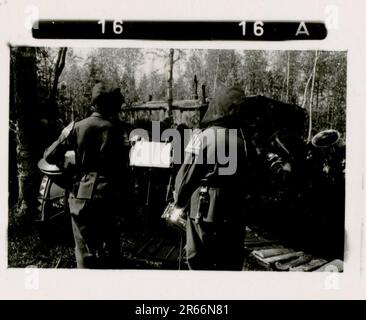 SS-Fotograf Blaurock, Frankreich, Finnland 1942-44 SS Soldier Porträtfotos, im November 1942 von der französischen Flotte in Toulon gesunkene, russische Flugabwehrwaffe, Gebirgsjäger Regiment 11 „Reinhard Heydrich“ im Feldtraining, tägliche und Freizeitaktivitäten, Parade, Aktivitäten, schwere Artillerie Stockfoto