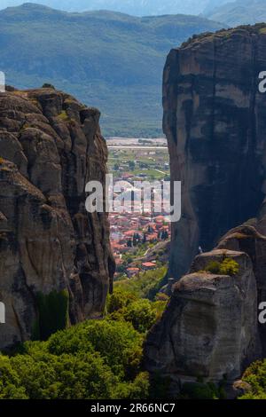 Blick auf das Dorf Kalabaka, Griechenland, vom Kloster in Meteora Stockfoto