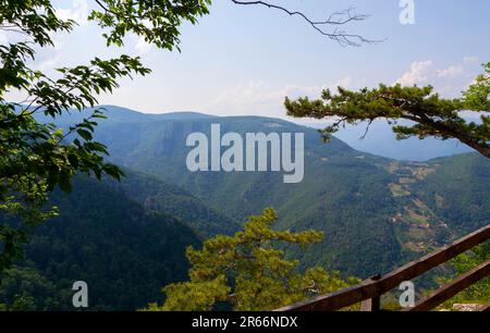 Eine faszinierende Komposition, in der das Stadtbild mit den majestätischen Berggipfeln harmoniert, während die unberührte Schönheit der Natur mit dem Himmel verschmilzt Stockfoto