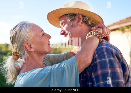 Profilporträt glückliches Seniorenpaar, das sich von Angesicht zu Angesicht umarmt Stockfoto