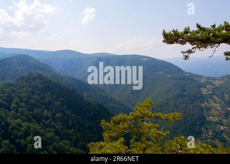 Eine faszinierende Komposition, in der das Stadtbild mit den majestätischen Berggipfeln harmoniert, während die unberührte Schönheit der Natur mit dem Himmel verschmilzt Stockfoto