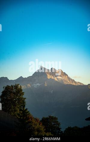 Bergblick bei einem Spaziergang durch Villars-sur-Ollon in der Schweiz Stockfoto