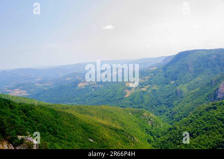 Bewundern Sie die majestätischen Berggipfel und tauchen Sie ein in die ruhige Pracht der unberührten Natur. Von diesem malerischen Aussichtspunkt aus werden Sie Zeuge der Harmoniestreben Stockfoto