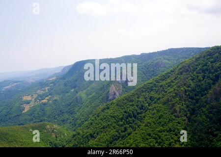 Bewundern Sie die majestätischen Berggipfel und tauchen Sie ein in die ruhige Pracht der unberührten Natur. Von diesem malerischen Aussichtspunkt aus werden Sie Zeuge der Harmoniestreben Stockfoto