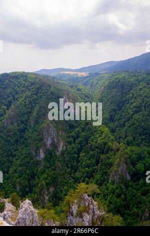 Bewundern Sie die majestätischen Berggipfel und tauchen Sie ein in die ruhige Pracht der unberührten Natur. Von diesem malerischen Aussichtspunkt aus werden Sie Zeuge der Harmoniestreben Stockfoto