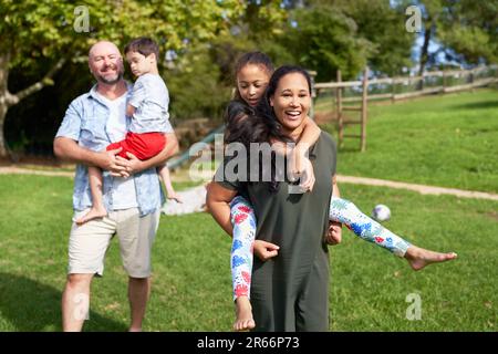 Porträt fröhliche, sorglose Familie im sonnigen Sommerpark Stockfoto