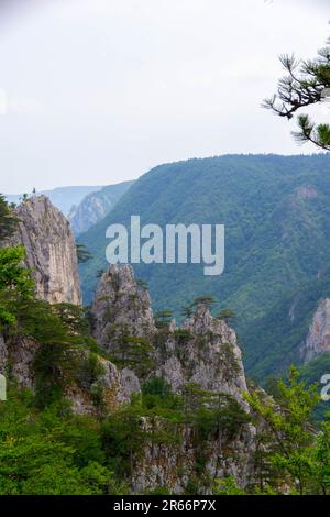 Bewundern Sie die majestätischen Berggipfel und tauchen Sie ein in die ruhige Pracht der unberührten Natur. Von diesem malerischen Aussichtspunkt aus werden Sie Zeuge der Harmoniestreben Stockfoto