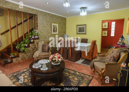 Habitacion para turistas con muebles clasicos, Schrank y ventana Stockfoto