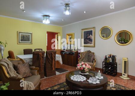 Habitacion para turistas con muebles clasicos, Schrank y ventana Stockfoto