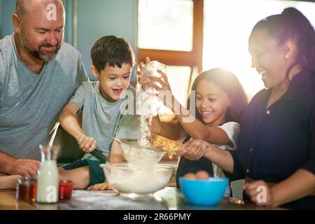 Glückliche Familie, die zu Hause in der Küche gebacken hat Stockfoto