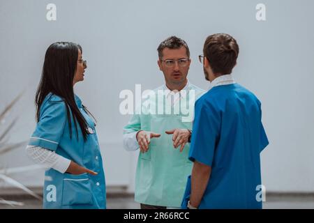 Krankenschwester, Medizintechniker und Arzt diskutieren in einem modernen High-Tech-Krankenhaus über verschiedene medizinische Themen und präsentieren Teamarbeit Stockfoto