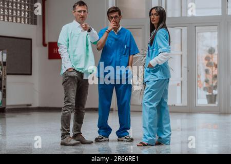 Krankenschwester, Medizintechniker und Arzt diskutieren in einem modernen High-Tech-Krankenhaus über verschiedene medizinische Themen und präsentieren Teamarbeit Stockfoto