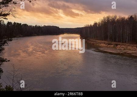 Landschaftsbild am Flussufer in der Dämmerung in Litauen Stockfoto