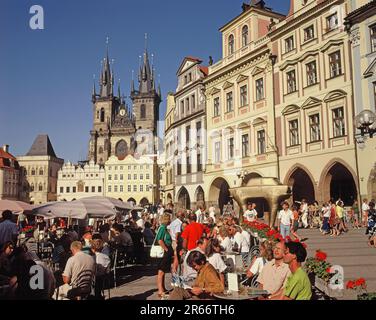 Tschechische Republik. Prager Stadt. Menschenmassen im Straßencafé am Marktplatz mit Blick auf das Alte Rathaus. Stockfoto