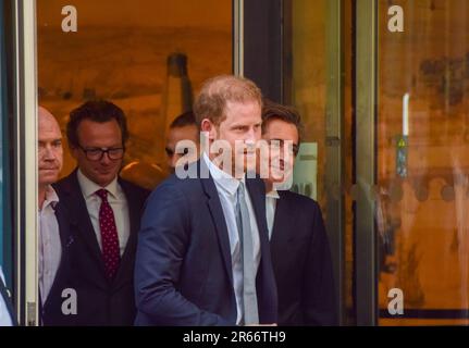 London, Großbritannien. 07. Juni 2023. Prinz Harry (Zentrum) und sein Anwalt David Sherborne (rechts) haben den High Court, Rolls Building, verlassen. Mehrere prominente Personen, darunter Prinz Harry, haben rechtliche Schritte gegen die Mirror Group Newspapers wegen mutmaßlicher rechtswidriger Informationssammlung, einschließlich Hacking, eingeleitet. Kredit: SOPA Images Limited/Alamy Live News Stockfoto