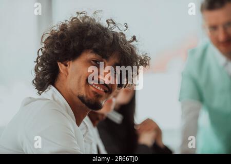 Eine Gruppe von multiethnischen medizinischen Fachkräften, darunter Ärzte, Chirurgen und Krankenschwestern, sind in einem Krankenhaus zusammengekommen, um die Patientenversorgung und zu diskutieren Stockfoto