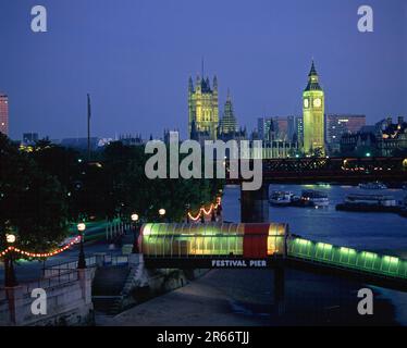 England. Nach London. Nachtsicht auf die Houses of Parliament, Big Ben und die Themse Stockfoto
