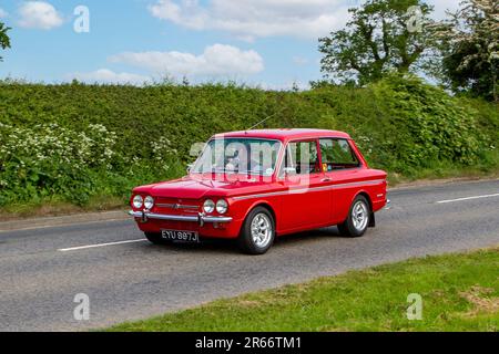 1971 70s Seventies Red SUNBEAM IMP 876 cm3 Classic Oldtimer, Yesteryear Motors auf dem Weg zur Capesthorne Hall Oldtimer-Ausstellung in Cheshire, Großbritannien Stockfoto