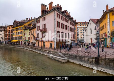 Annecy, Frankreich - 29. Januar 2022: Malerischer Blick auf die wunderschönen Kanäle und historischen Gebäude in der Altstadt von Annecy, Rhone-Alpes, Frankreich. Stockfoto