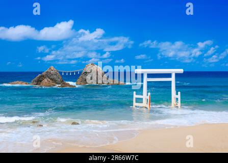 Torii-Tor und ein paar Felsen in Sakurai Futamigaura Stockfoto